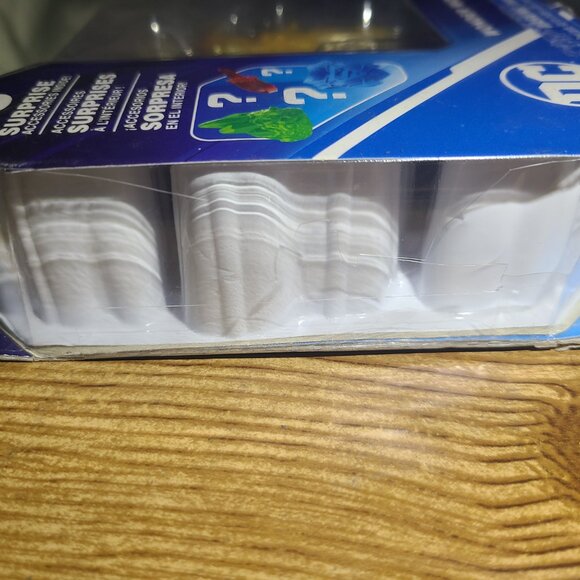 Golden Wonder Woman DC Figure (NEW) Damaged Box - Picture 4 of 4